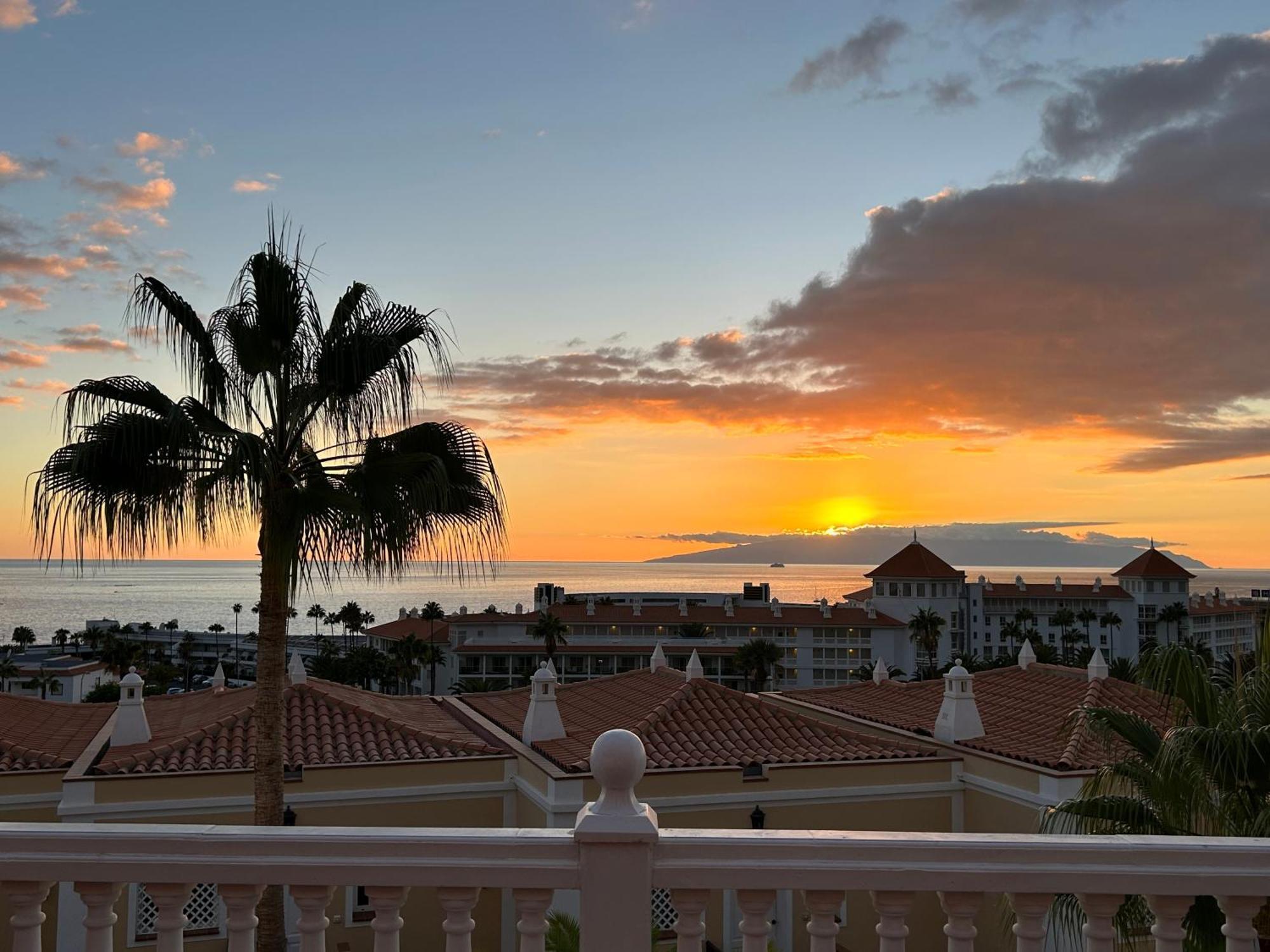 Playa Del Duque-Amazing Views 2 Bedroom Адехе Екстериор снимка